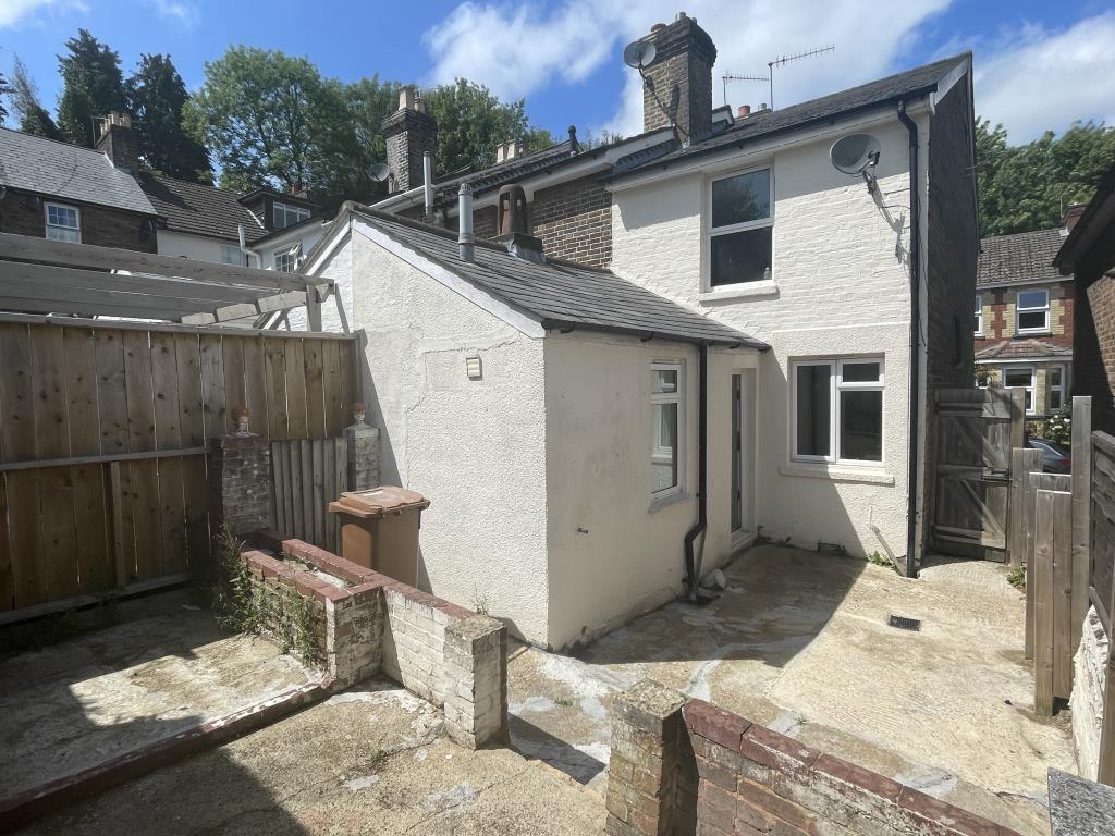 Lot: 34 - HOUSE FOR REFURBISHMENT AND STRUCTURAL REPAIR - Rear yard/garden of house in need of improvement & repair